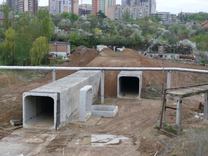 Konštrukcia podľa otvorenej metódy: http://dic.academic.ru/pictures/wiki/files/75/Kharkov_metro_tunnel_construction01.jpg